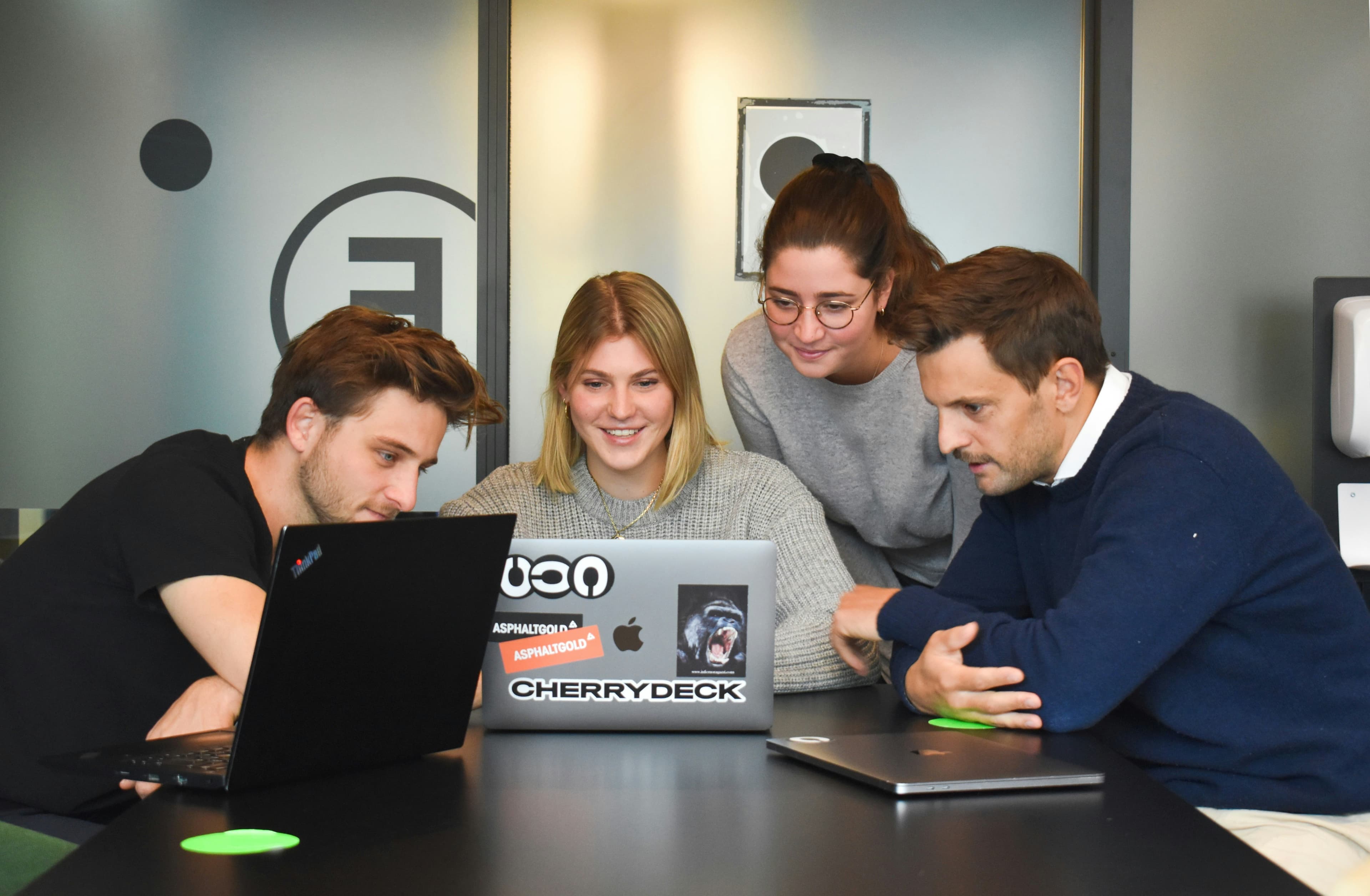 Foto de equipo trabajando